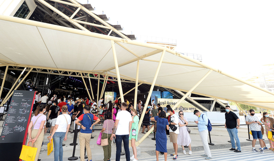 Visitors wait in line in front of the Korea Pavilion on Oct. 1. [KOREA TRADE-INVESTMENT PROMOTION AGENCY] 