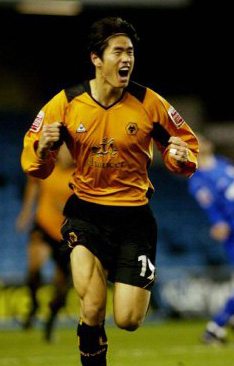 Seol Ki-hyeon appears for Wolverhampton Wanderers in a game against Millwall in 2005. Millwall fans directed racist abuse at Seol during the game. [JOONGANG ILBO]