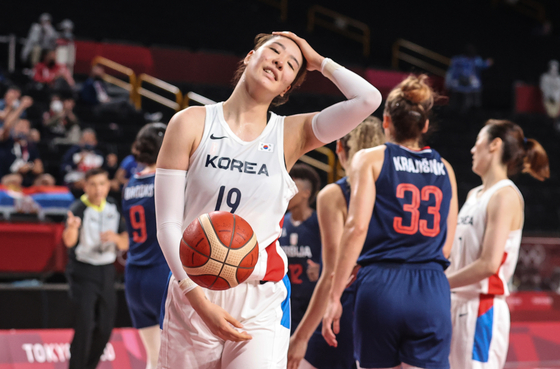 Park Ji-su reacts after losing to Serbia 65-61 during a women's preliminary round basketball game at the 2020 Summer Olympics on Aug. 1 in Saitama, Japan. [YONHAP]