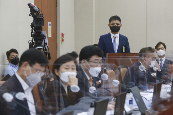 Kim Beom-su, chairman of Kakao, answers questions from lawmakers during an audit held at the National Assembly on Tuesday. Kim was summoned on Tuesday for the audit held by the National Policy Committee of the National Assembly, along with Joh Sung-wook, chairperson of the Fair Trade Commission (FTC), and the CEOs of tech companies such as Yanolja. Kang Han-seung, representative director of Coupang, did not take part due to “health issues.” [JOINT PRESS CORPS]