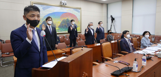 Kim Beom-su, chairman of Kakao, takes a vow before answering questions from lawmakers during an audit held at the National Assembly on Tuesday. Kim was summoned on Tuesday for the audit held by the National Policy Committee of the National Assembly, along with Joh Sung-wook, chairperson of the Fair Trade Commission (FTC), and the CEOs of tech companies such as Yanolja. Kang Han-seung, representative director of Coupang, did not take part due to “health issues.” [JOINT PRESS CORPS]