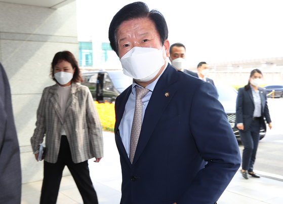 National Assembly Speaker Park Byeong-seug arrives at Incheon International Airport on Tuesday for his departure to attend the 7th G-20 Parliamentary Speakers Summit and the Pre-COP26 Summit in Italy. [YONHAP]