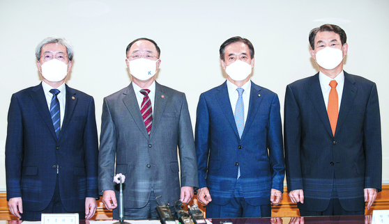  From left to right: Koh Seung-beom, chairman of the Financial Services Commission, Hong Nam-ki, deputy prime minister for economic affairs, Lee Ju-yeol, governor of the Bank of Korea, and Jeong Eun-bo, head of the Financial Supervisory Service met to discuss macroeconomic and fiscal solutions to address soaring household debt, Sept. 30. [NEWS1]