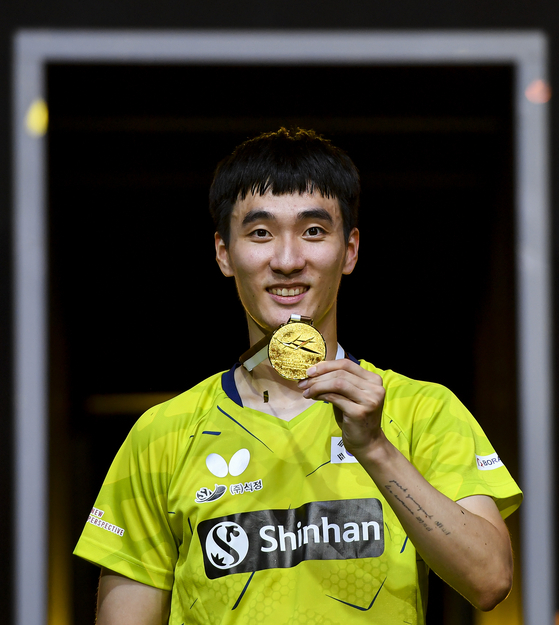 Lee Sang-su poses during the awarding ceremony after the men's singles final against Chuang Chih-Yuan of Chinese Taipei at the 2021 ITTF-ATTU Asian Championships Doha in Doha, Qatar on Tuesday. [XINHUA/YONHAP]