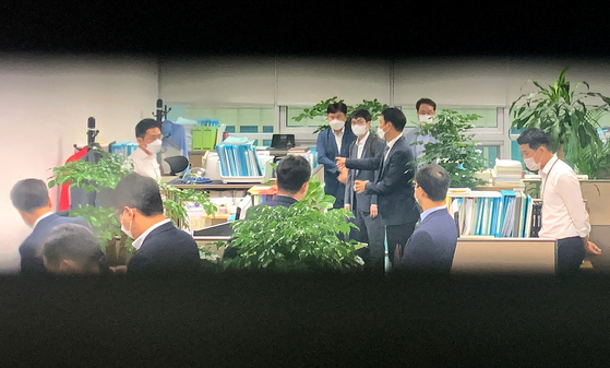 Investigators from the state anti-corruption investigation watchdog raid the office of People Power Party lawmaker Jeong Jeom-sig in Yeouido, western Seoul, on Wednesday morning. [JOINT PRESS CORPS]