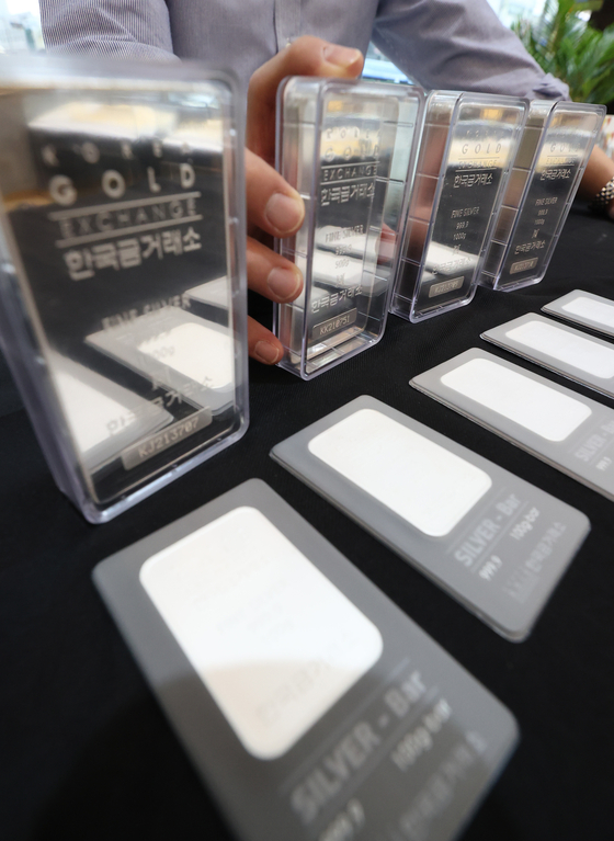 Silver bars displayed at the Korea Gold Exchange in Jongno, Seoul, on Thursday. The price of silver has been falling recently whereas the dollar has been strengthening amid growing demand for safer assets. Recently, the global financial markets have become more volatile as the economic recovery is expected to be slower due to various factors including rising inflation pressures. [YONHAP]