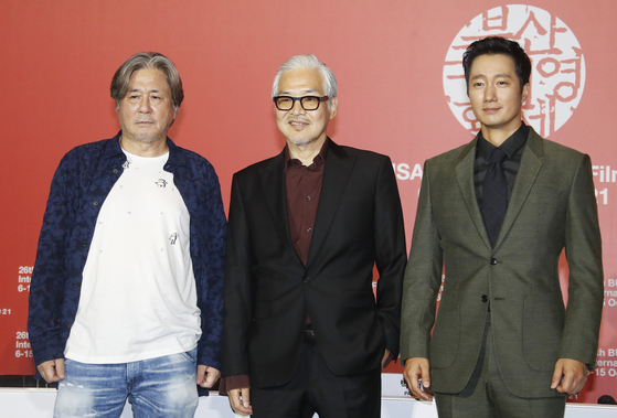 From left, Actor Choi Min-sik, director Im Sang-soo and actor Park Hae-il pose for photos at a press event after the screening of Im’s latest feature “Heaven: To the Land of Happiness” in Busan Cinema Center Wednesday. [NEWS1]