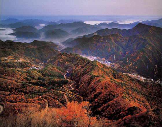North Jeolla's Mount Jeoksang offers views from mountains bursting with fall colors. [KOREA TOURISM ORGANIZATION]
