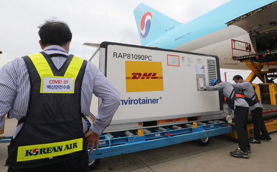 Workers unload boxes carrying some 94,000 doses of Pfizer's Covid-19 vaccine at Incheon International Airport on Thursday. This is the first batch of a total of 1 million doses of Pfizer vaccines that Britain agreed to send to Korea under a bilateral vaccine swap deal. [YONHAP]