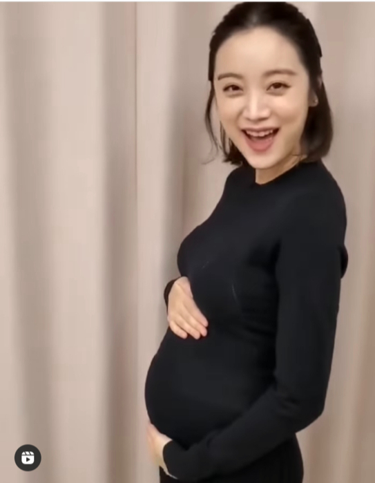 Woo Hye-rim posts a picture of her baby bump on Friday on her Instagram. [WOO HYE-RIM]