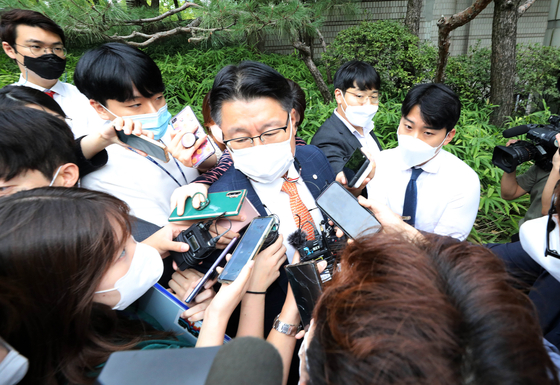 Reporters flock around the attorney of Yoo Dong-gyu, a key suspect in a land development scandal in Seongnam, Gyeonggi, who was questioned at the Seoul Central District Court in Seocho District, southern Seoul, Sunday. [NEWS1] 