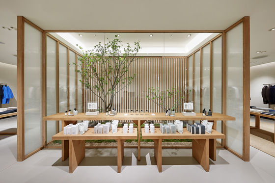 A Massimo Dutti store in Hyundai Department Store's Pangyo branch is designed to resemble the inner courtyard of a hanok, a Korean traditional house. [INDITEX KOREA]