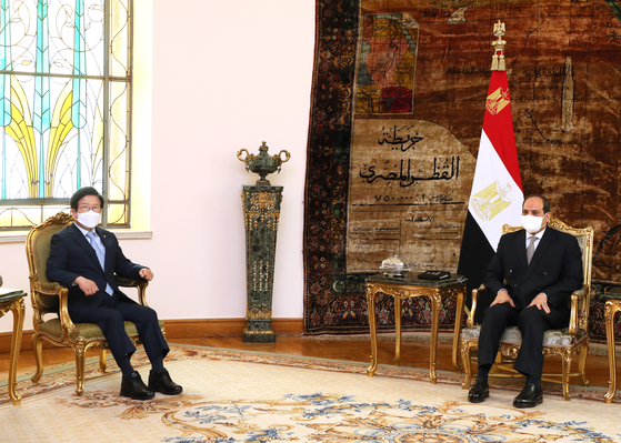 National Assembly Speaker Park Byeong-seung sits across from Egyptian President Abdel Fattah el-Sisi during a meeting at the presidential palace in Cairo on Sunday afternoon, local time. [NATIONAL ASSEMBLY SPEAKER'S OFFICE]