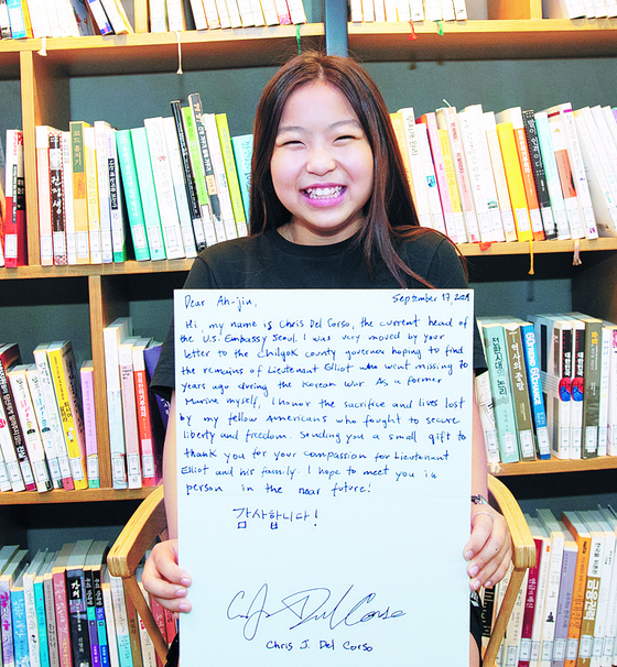Yoo A-jin, 11, holds a handwritten thank-you letter that she received from Christopher Del Corso, the current head of the U.S. Embassy Seoul. [CHILGOK COUNTY OFFICE]