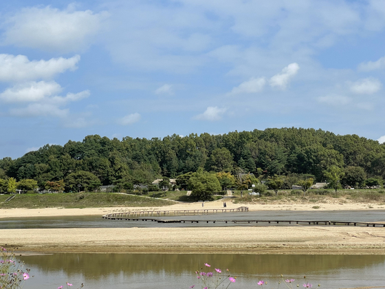 The view of the bridge in front of Museom Village in Yeongju [LEE SUN-MIN]