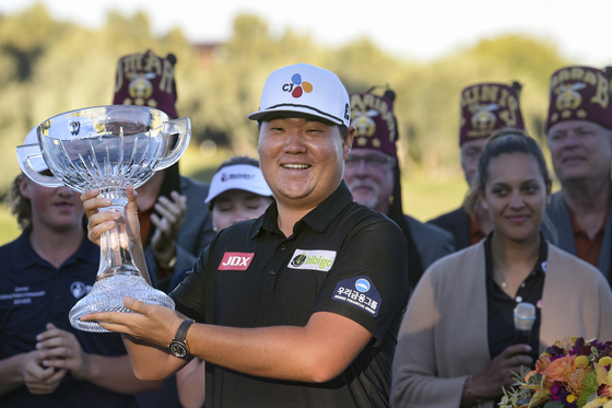 Im Sung-jae celebrates his victory in the Shriners Children's Open on Oct. 10 at TPC Summerlin in Las Vegas. Im carded a 24-under-par to win by four strokes. [AP/YONHAP]