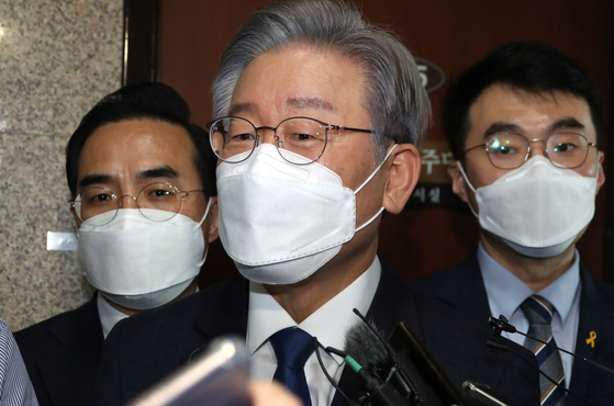 Democratic Party presidential candidate and Gyeonggi Governor Lee Jae-myung responds to reporters' questions at the National Assembly in Yeouido, Seoul on Wednesday. [LIM HYUN-DONG]
