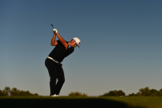 Im Sung-jae hits his tee shot on the 17th hole during the final round of the Shriners Children's Open at TPC Summerlin on Oct. 10 in Las Vegas, Nevada. [AFP/YONHAP]