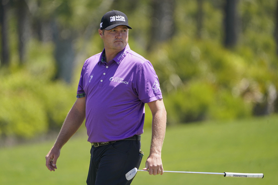Jason Kokrak watches his putt on the 11th hole during the first round of the PGA Championship golf tournament on the Ocean Course Thursday, May 20 in Kiawah Island, South Carolina. [AP/YONHAP]