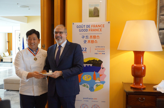 French Ambassador to Korea, Philippe Lefort, right, is with chef Kim Young-hoon at a press conference at the French diplomatic residence in Seoul on Thursday to launch the Goût de France (Good France) festival in Seoul. The festival will be held across restaurants in the city through Oct. 22. [ESTHER CHUNG]