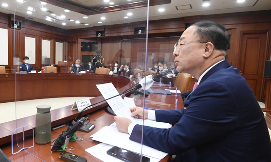 Finance Minister Hong Nam-ki opens the government's first meeting on the economy and national security at the government complex in Seoul on Monday. [YONHAP] 