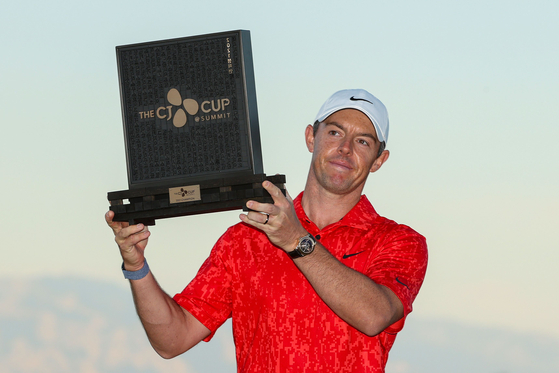 Rory McIlroy celebrates with the trophy after winning THE CJ CUP @ SUMMIT at The Summit Club in Las Vegas on Sunday. [AFP/YONHAP]