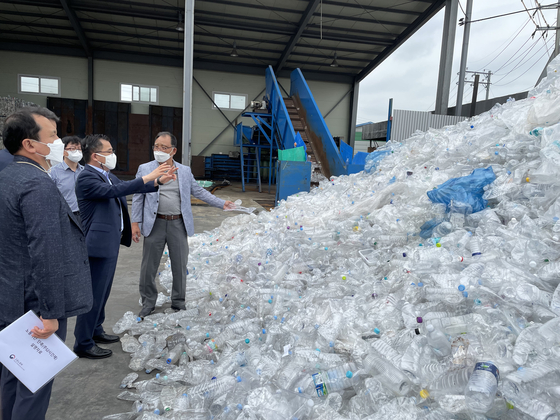Environment Vice Minister Hong Jeong-kee visits a plastic sorting company in Icheon, Gyeonggi, in July. [ENVIRONMENT MINISTRY] 