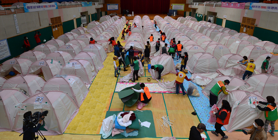 Pohang city officials dismantle tents set up in the temporary evacuation facility for the victims of the Pohang earthquake, at Heunghae Gymnasium in Pohang, North Gyeongsang, on Tuesday. When the earthquake occurred almost four years ago, the facility held as many as 1,797 people. All the tenants left the shelter fully compensated. [NEWS1]