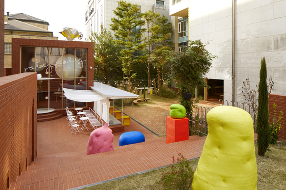 The terrace at Roly Poly Cotto offers many different seats. [OTTOGI]