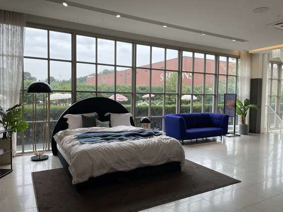 Many different styles of beds are on display so that visitors can try lying down on them at Simmon Terrace in Icheon, Gyeonggi. [LEE SUN-MIN]