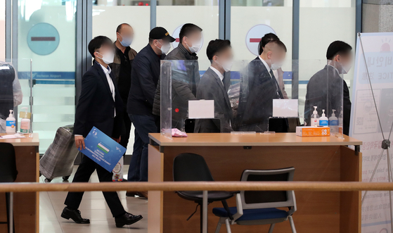A group of travelers are leaving Incheon International Airport upon their arrival in Korea on Wednesday as Korea now acknowledges vaccinations received in a foreign country. Those who receive vaccinations abroad are now eligible to receive the same incentives as those who are domestically vaccinated. [NEWS1] 