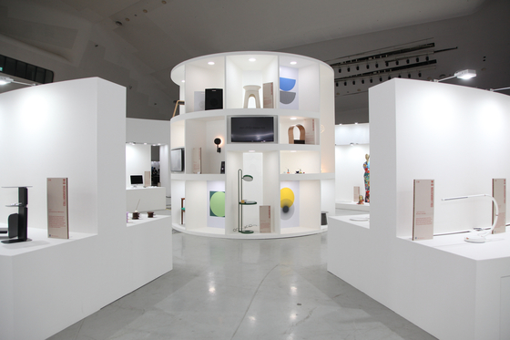 One-hundred-six teams of designers and small local manufacturing businesses collaborated on making trial products of living items that are also aesthetically pleasing. [2021 DDP DESIGN FAIR]