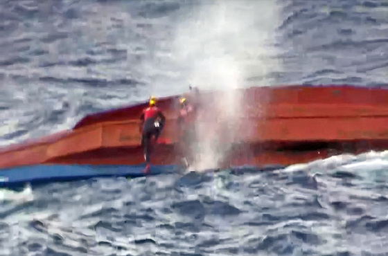 Divers search for survivors aboard a capsized fishing boat 168 kilometers (104 miles) northeast of the easternmost islets of Dokdo on Thursday, a day after the accident. [YONHAP]