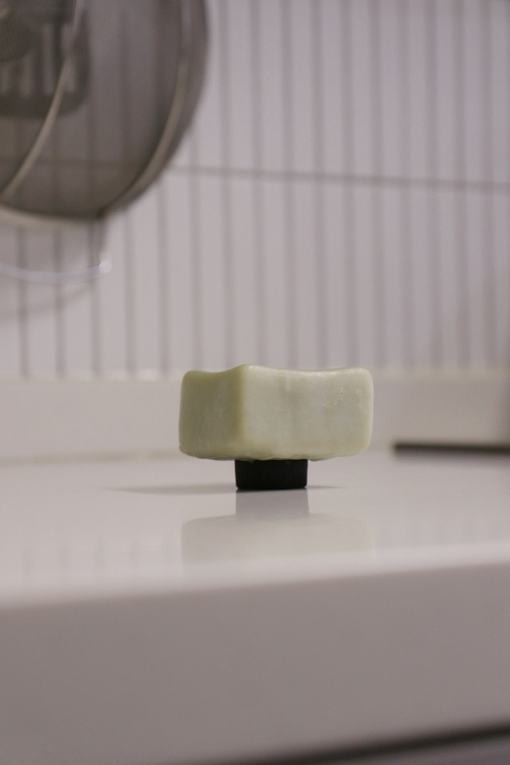 In order to produce less plastic trash, more people are replacing shampoo and dish detergent with soap bars instead of the typical liquid formula that comes in plastic pump bottles. [YOO JI-YOEN]