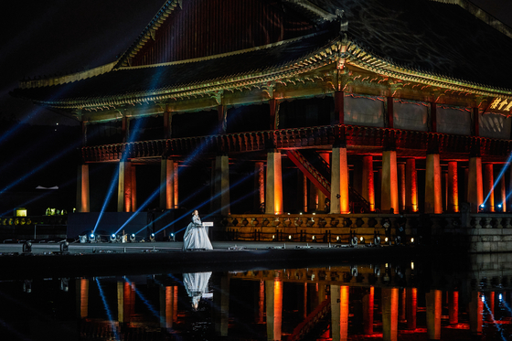 ″Gyeonghoeru Fantasy — Royal Lotus Flower″ is a media art and pansori (traditional narrative singing) show performed at Gyeonghoeru Pavilion inside Gyeongbok Palace, central Seoul. [KOREA CULTURAL HERITAGE FOUNDATION]
