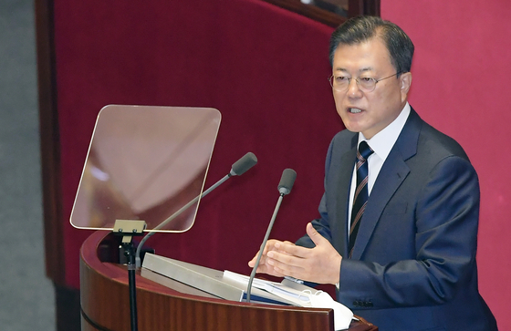 President Moon Jae-in gives a speech on next year’s budget at the National Assembly in Yeouido, western Seoul, Monday. [JOINT PRESS CORPS] 