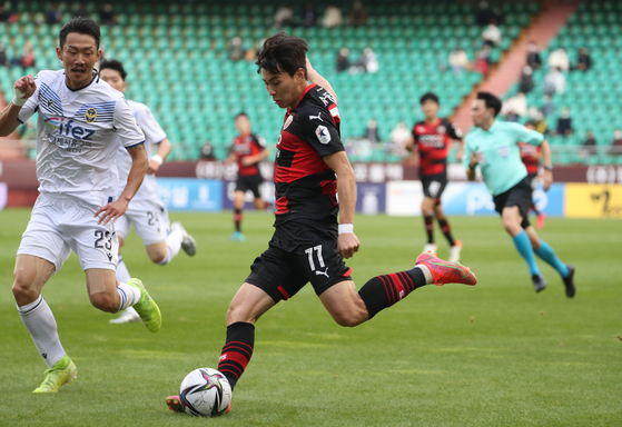 Lim Sang-hyub of the Pohang Steelers tries his shot against Incheon United at Pohang Steel Yard in Pohang, North Gyeongsang on Sunday. [YONHAP]