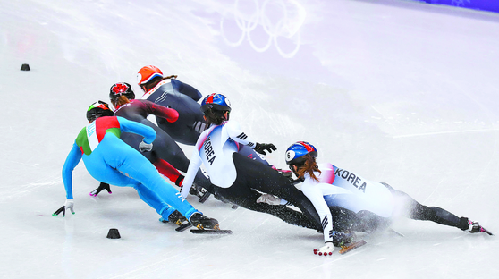 Shim Suk-hee, center, and Choi Min-jeong collide during the women's 1000-meter final at the 2018 PyeongChang Winter Olympics at Gangneung Ice Arena in Gangneung, Gangwon on Feb. 22, 2018. [JOONGANG ILBO]
