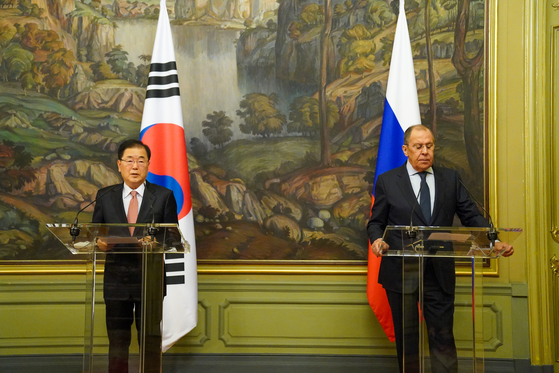 Foreign Minister Chung Eui-yong, left, and Russian Foreign Minister Sergei Lavrov, speak to the press following a meeting in Moscow on Wednesday. [MINISTRY OF FOREIGN AFFAIRS]