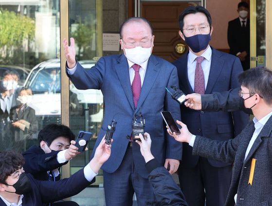 Lee Dong-heup, a lawyer for former Busan High Court Judge Lim Seon-geun, speaks to reporters outside the Constitutional Court in Jongno district, central Seoul, after the court voted Thursday afternoon to void Lim's impeachment by the National Assembly. [YONHAP]