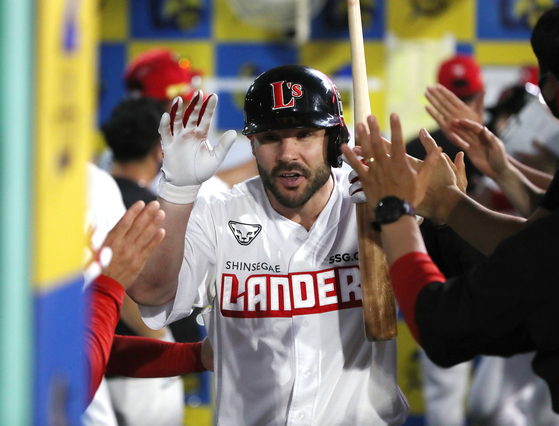 Jamie Romak celebrates with his teammates after hitting a two-run home run against the LG Twins at Incheon SSG Landers Field on June 23. [NEWS1]