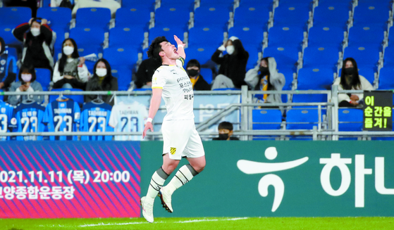 Lee Jong-ho celebrates after scoring the opening goal for Jeonnam Dragons in an FA Cup semifinal match against Ulsan Hyundai at Ulsan Munsu Football Stadium in Ulsan on Wednesday. [NEWS1]