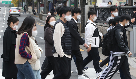 University students return to campus to attend classes in person as the nation’s phased return to normalcy, otherwise known as “With Corona,” began Monday. [NEWS1]