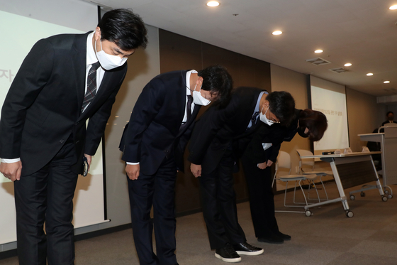 Executives at KT bow to apologize for a recent network failure at the telecom company's headquarters in central Seoul on Monday. [YONHAP]