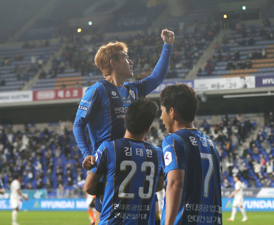 Ulsan Hyundai's Lee Dong-gyeong celebrates with his teammates after scoring the winning goal of the match against Suwon FC at Munsu Football Stadium in Ulsan on Sunday. [YONHAP]