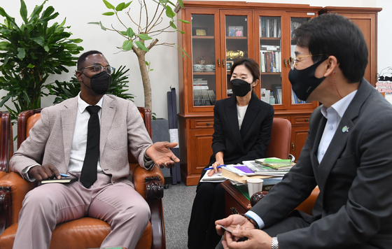 Dean Garfield, vice president of public policy at Netflix, speaks with Lee Won-wook, chairman of the parliament’s Science, ICT, Broadcasting and Communications Committee, on Wednesday at the National Assembly in southern Seoul, on the ongoing issue of network usage fees. [JOONGANG ILBO]