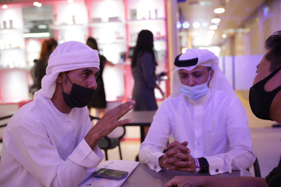 Participants of the 2021 K-Product Roadshow Dubai, which was hosted by the Korea International Trade Association (KITA), from Nov. 1 to Nov. 3, engage in a business meeting. [KITA]
