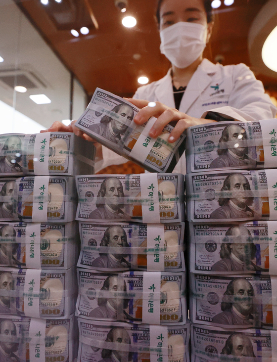 A stack of dollars is piled up at Hana Bank’s headquarters in Euljiro, central Seoul, on Wednesday. According to the Bank of Korea, the foreign exchange reserve at the end of October amounted to $469.2 billion — a new record. Korea’s FX reserve has been breaking records for the last four months. [YONHAP]