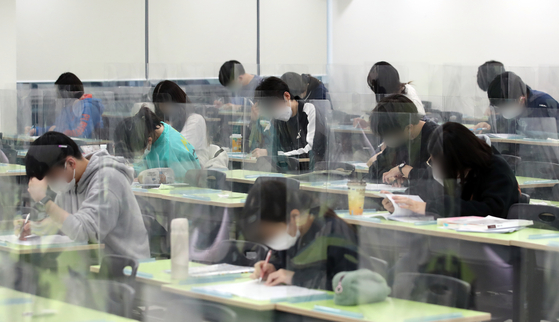Two weeks before the College Scholastic Ability Test (CSAT), high school seniors study at a cram school in Seoul on Thursday. As daily cases surge, the Ministry of Education will be inspecting locations frequently visited by students such as cram schools for violations to the government's regulations on Covid-19. [NEWS1] 