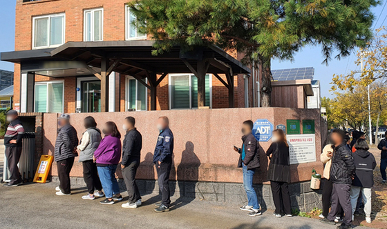 Residents of Iksan, North Jeolla, waiting in line at a manufacturing plant that was offering urea solutions on Thursday. The residents waited four hours. Urea solutions not only applies to diesel-fueled passsenger cars and trucks but also on farming machineries. [YONHAP] 